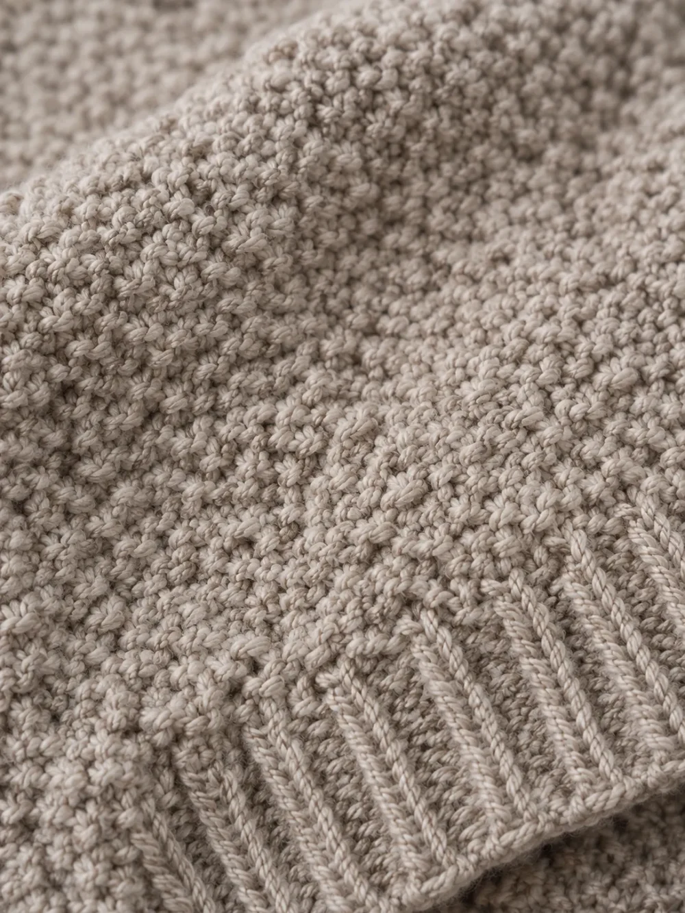 Bight Moss-Stitch Beanie – Pebble, close-up of the stitch