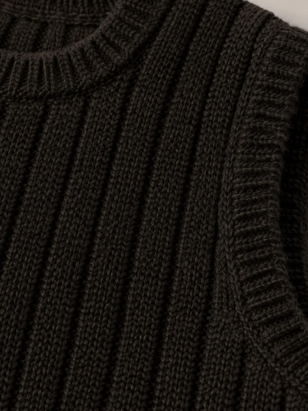 Dogger Rib Crew Vest – Peat, close-up of the stitch