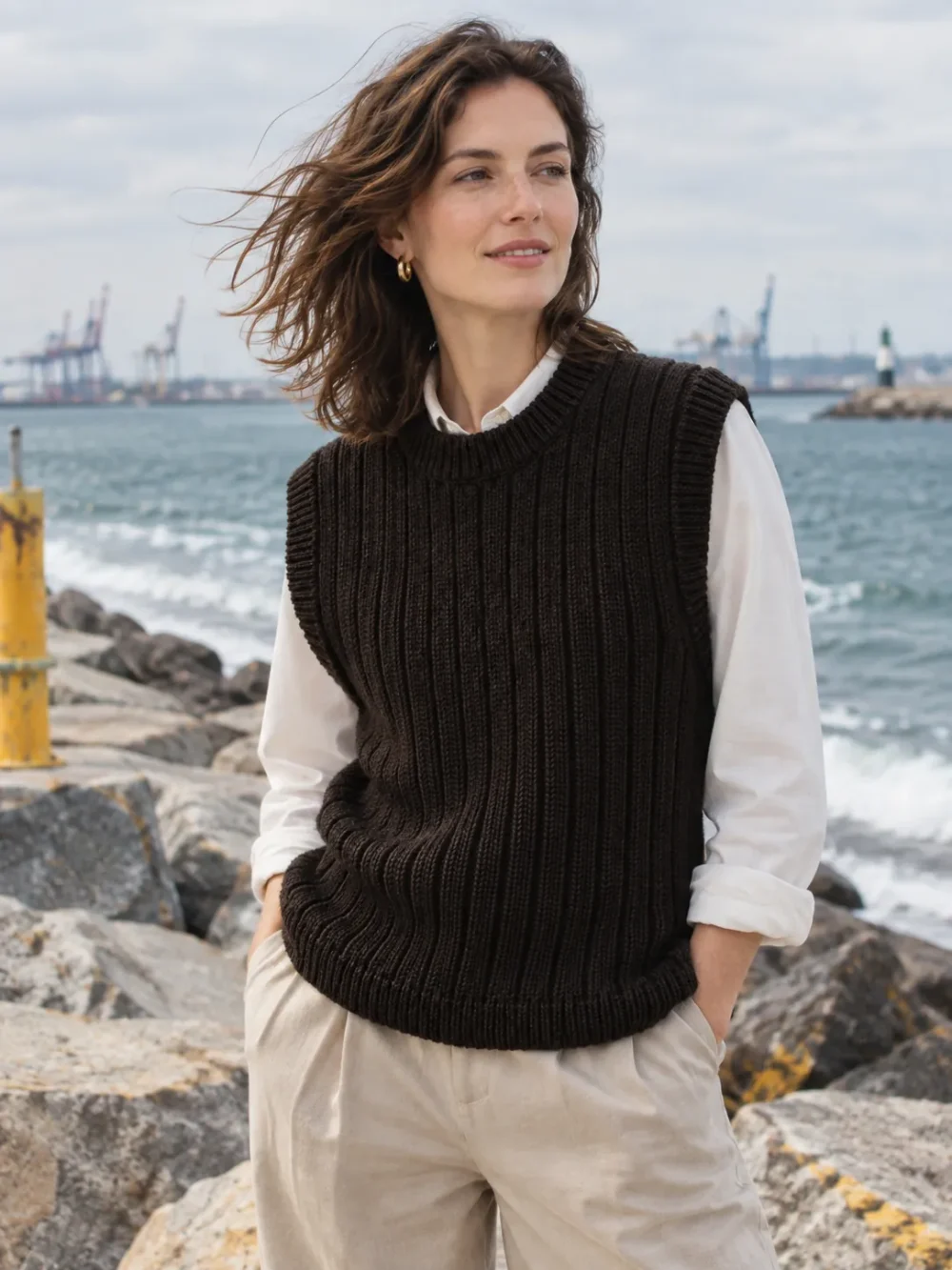 Dogger Rib Crew Vest – Peat, worn, close-up