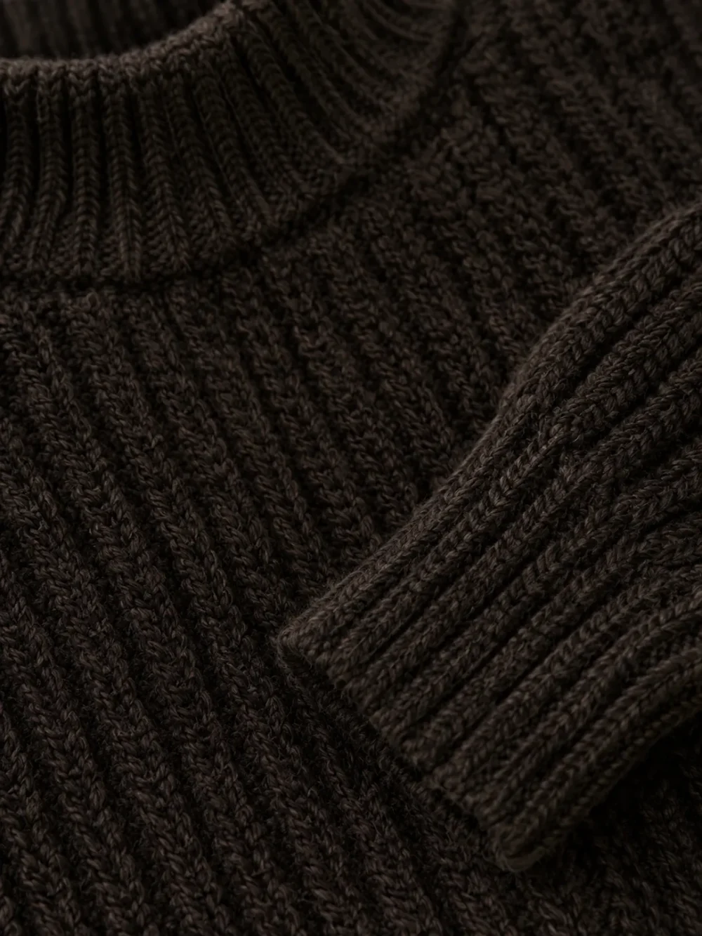 Dogger Rib Mock-Neck – Peat, close-up of the stitch