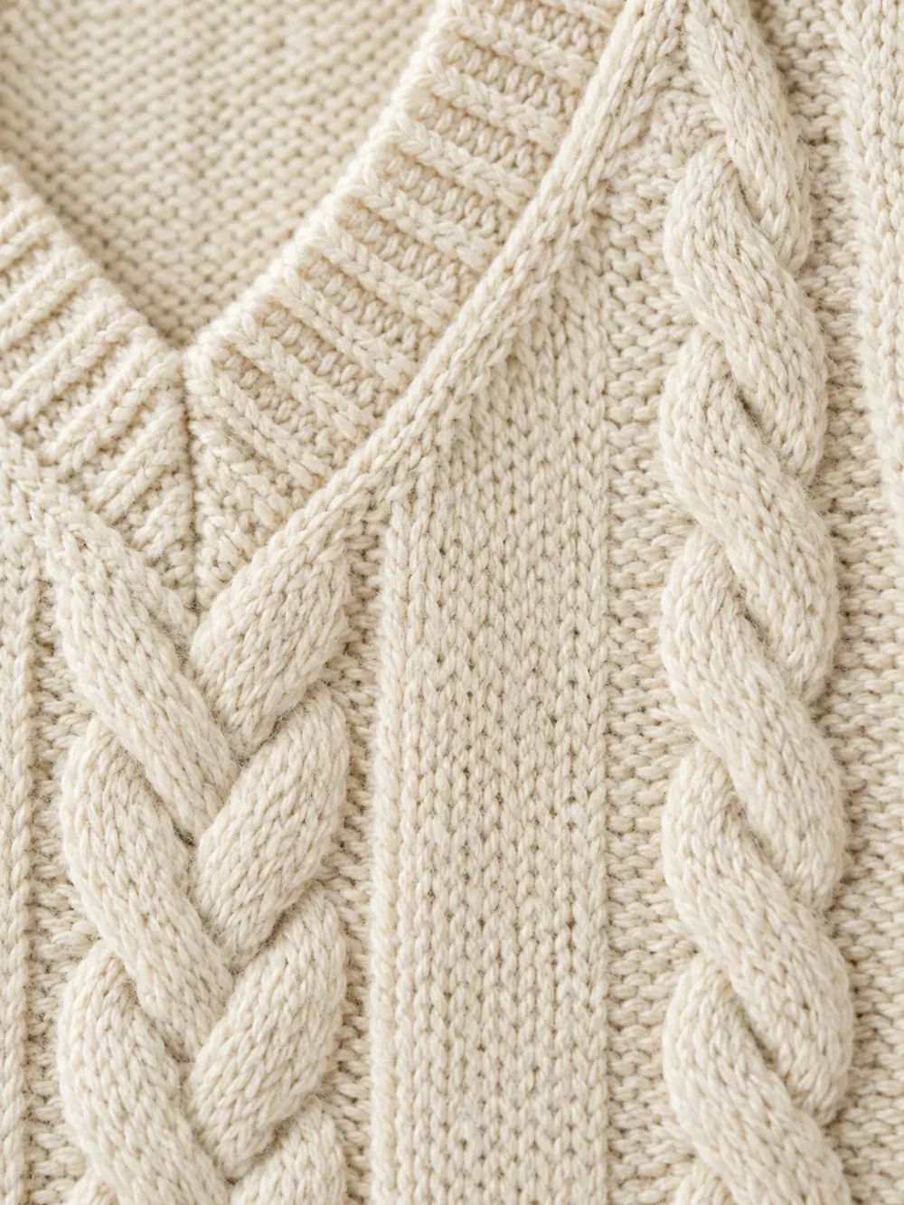 Fisher Cable V-Neck Vest – Salt, close-up of the stitch