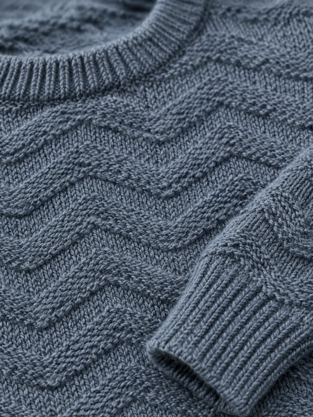 Hebrides Ripple Crew – Slate, close-up of the stitch