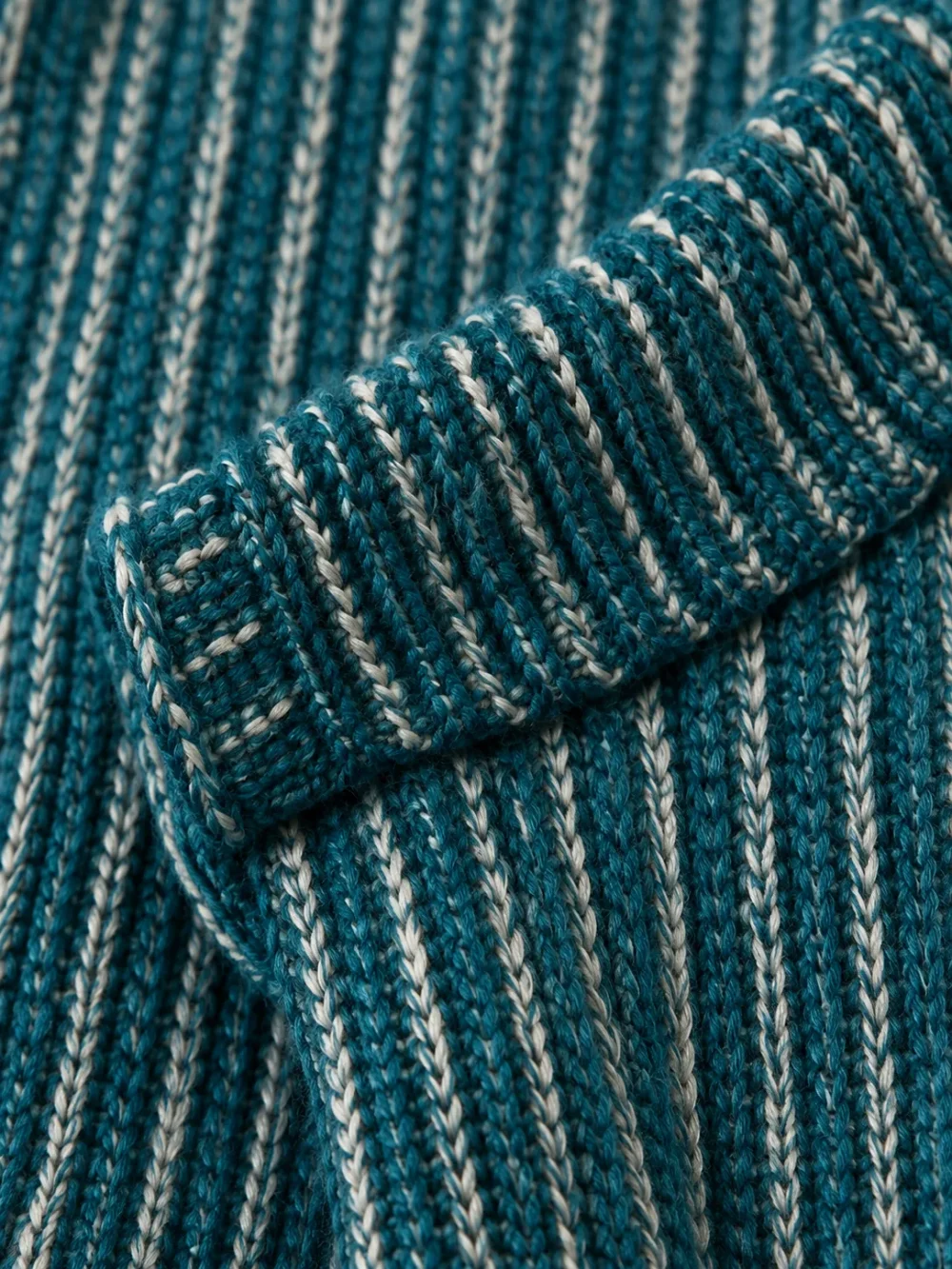 Sole Brioche Roll-Neck – Harbour, close-up of the stitch